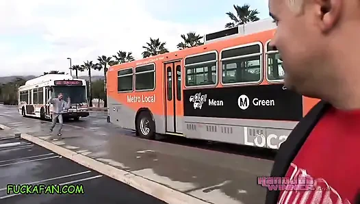 Bir hayranını sik - John Sara Jay'in yarağını emiyor!