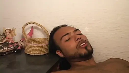 Eşcinsel latin derin göt sikişi ham kalçasını sikiyor