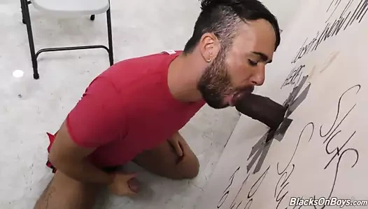 Sakallı adam bir zafer deliğinde siyah bir horoz emiyor