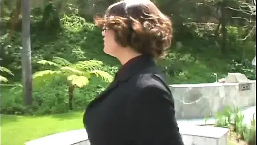 Lezbiyen yaramaz orta yaşlı seksi kadın minyon bir genç kızı izlerken heyecanlanıyor ve onu sürtük gibi sikiyor