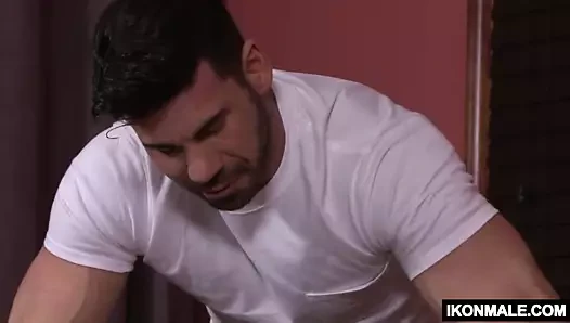 Josh stone masajı sırasında odun alır