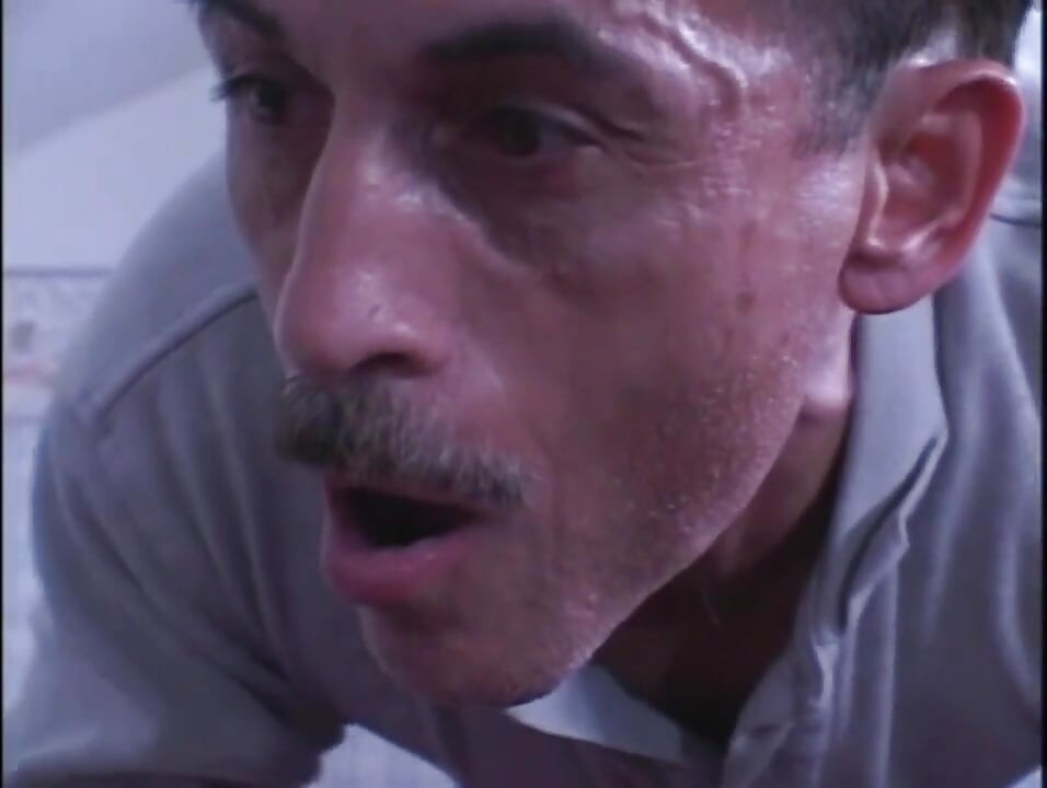 Kız üniformalı amcıkla mastürbasyon yapıyor (tam orijinal film.)