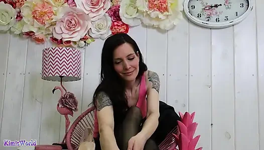 Şeffaf topuklu ayakkabılar azdırıyor ve sarkıyor - şeffaf naylon çorap ve yavaş ayak oyunu