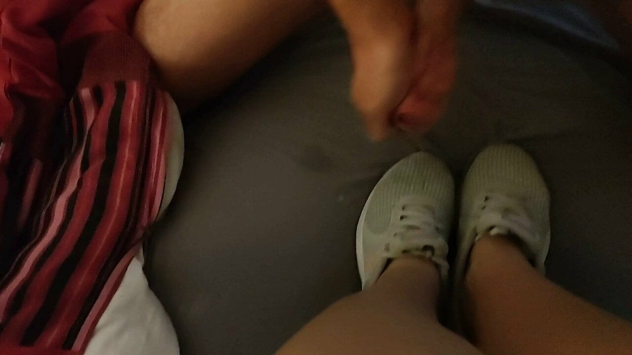 Karımın nike spor ayakkabılarına boşalmak