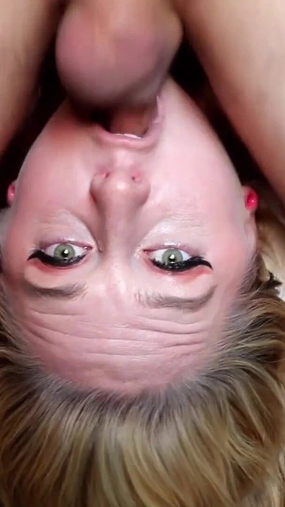 Tamamen doğal genç kız gırtlağına kadar sikiliyor | Klip 1