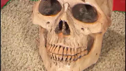 Asyalı şeytana tapan sürtük şeytani daire içinde anal sikişiyor