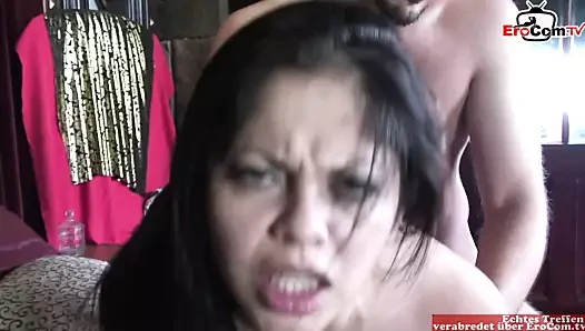 siyah saçlı sürtük ile büyük doğal göğüsleri alır bir boob twinks