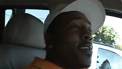 Kısa siyah adam seks için beyaz civciv alır