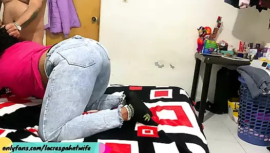 Bir yabancıyı becereceğim, o beni çok sikiyor ve ben onu emiyorum