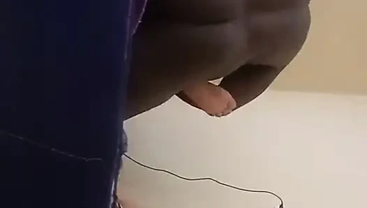 Yaşlı bir kadını çığlık atarken daha sert sikiyor