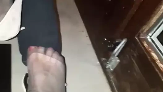 Masanın altında naylon ayaklar...