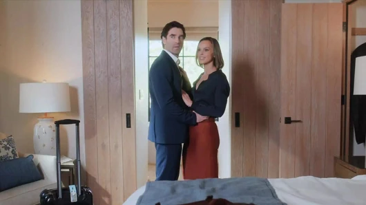 Orta yaşlı seksi yaramaz serenity kocası izlerken genç adamla sikişiyor