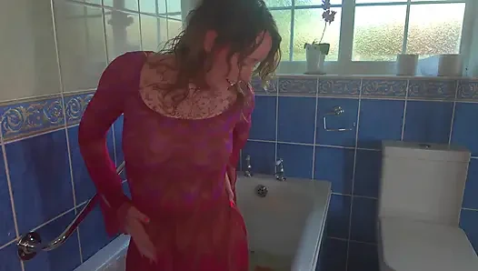 Onu Wetlook ile tanıştırıyor, tamamen giyinik banyoda sapık uyanıyor