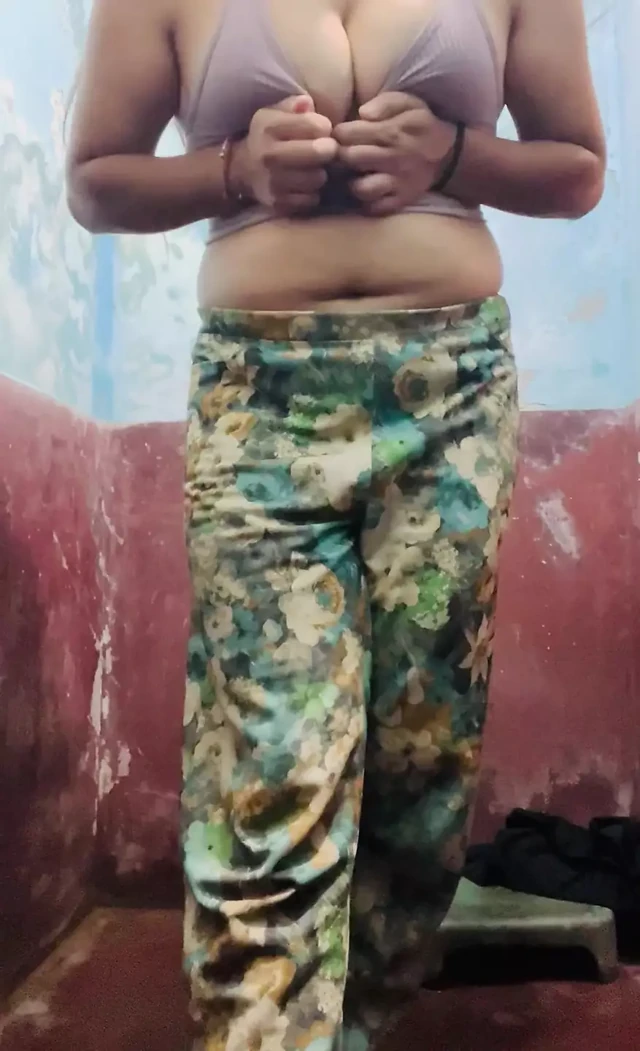 Ateşli Hintli seksi çıplak banyo