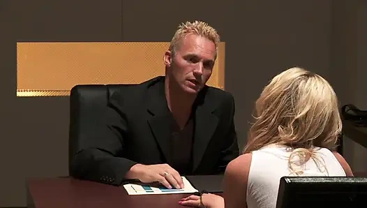 Büyük memeli vahşi seksi sürtük büyük bir yarak alıyor!