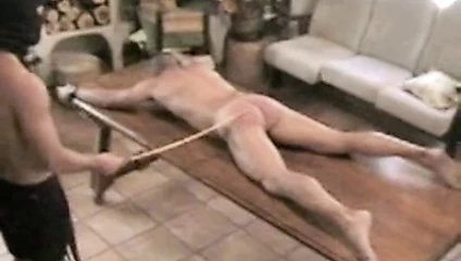 Bir grup erkek tarafından Fransız çiftlik masasında konserve