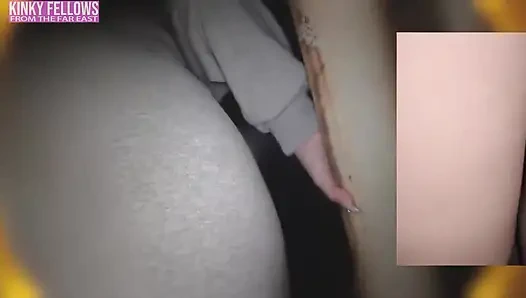 Doğal ve zengin güzellik, riskli geçici bir kabinin içinde sıcak ağız desteği sunarken kırılgan varis ısısı.