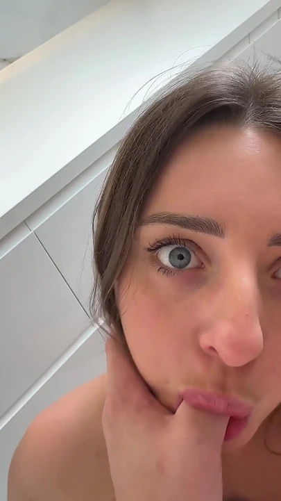 Меня трахают в ванной. Я засадила его член своим ртом, чтобы сделать глубокую глотку. Он играет с моими большими сиськами и кончает на всем моем лице