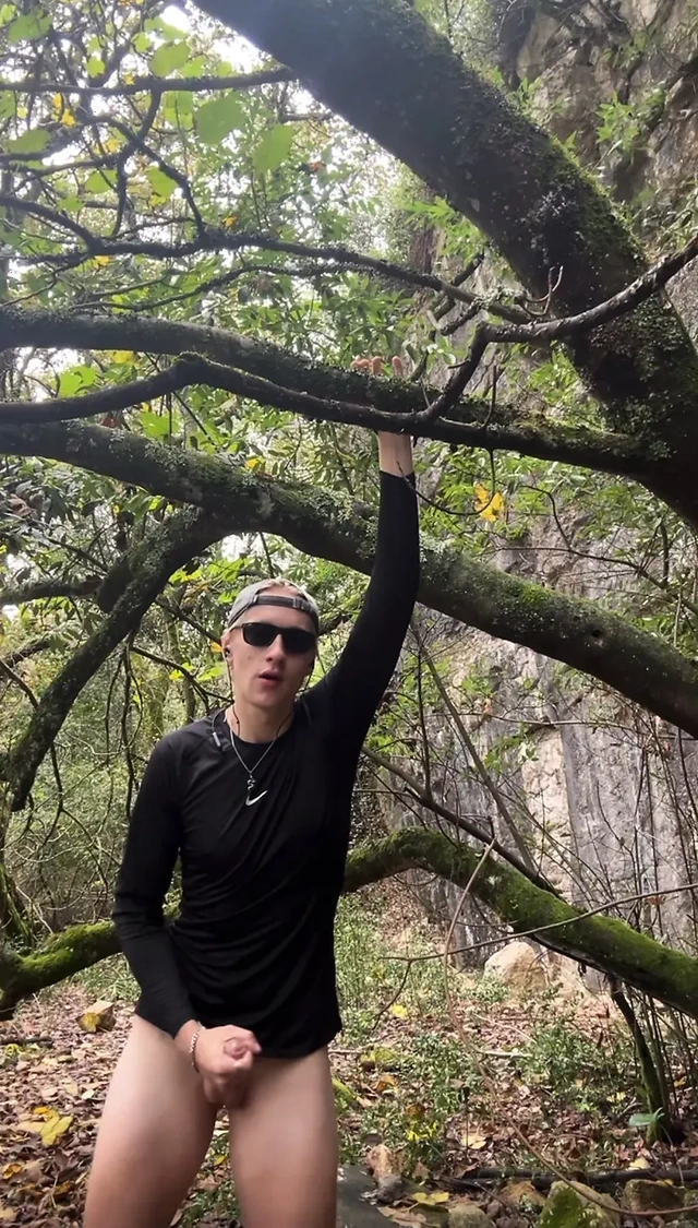 Yürüyüşçü erkek kardeş mastürbasyon yapmak için yoldan çıkıyor