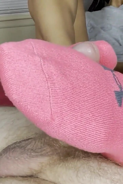 Мачеха делает пасыну ногами