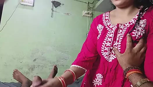Mami'nin gelişinin tadını çıkarıyor