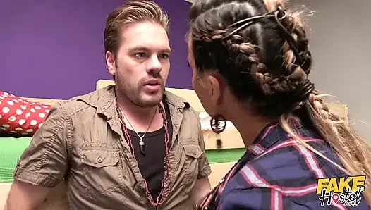 Fake hostel - büyük memeli sırt çantasıyla seyahat eden Aubrey Black Ryan'ı yalanla yakalıyor ve sert yarağının üzerinde güzel götünü zıplatıyor