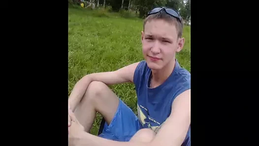 İşte birinin lea'yı çiğnemekten bahsettiği bir video