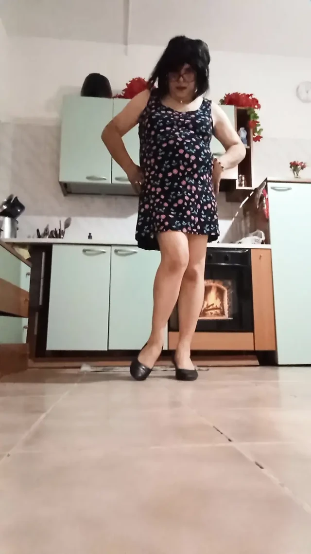 Travesti buzdolabını temizleyip dölünü yiyor