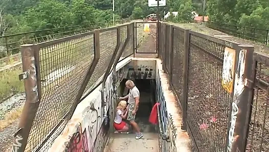 Azgın genç bir çift için açık havada tehlikeli seks