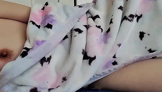 Evli bir kadının göğüslerine dokunarak zevk hisseden mastürbasyonu