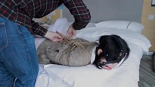 Hui09 - beyaz çoraplı jk kız iplerle yatağa bağlı.