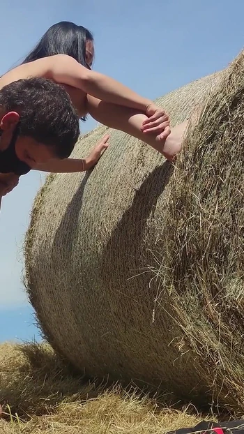 Акробатический секс на улице: когда фермер встречает азиатскую студентку