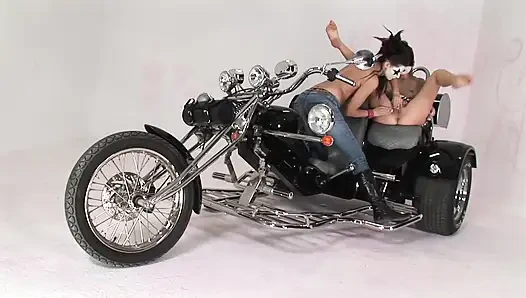 Boyalı yüzleri olan lezbiyen moto biniciler amcık yalıyor ve dildoyla oynuyor