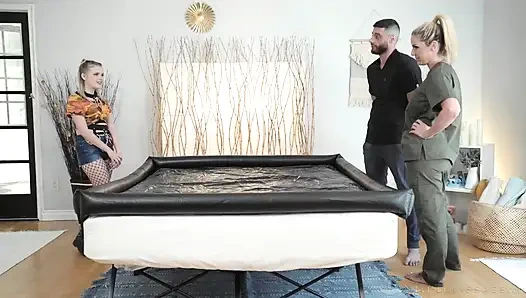 Nuru masajı ateşli tatlı brooklyn gray karısını bekleyen adama nuru masajı yapıyor