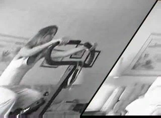 Bir egzersiz makinesinde sıcak sarışın