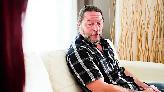 Mommyblowsbest Jessica oral sikişini tatmin etmesi için asistan tutuyor