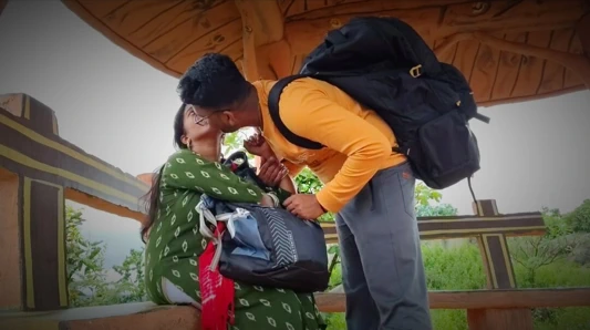 Üniversiteli kız ve bilinmeyen oğlan hızlı zaman çılgınlığı - turistik yerler par, turist yenge mili - ateşli yenge video açık havada orman.