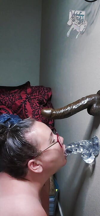 İki dildo emiyor ve oynuyor