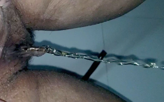 Büyük amcıklı ev hanımı (normal ve) süper ağır çekimde işiyor