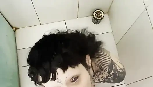 Dövmeli sürtük her damlanın ortasında asla durmuyor, her seferinde, tüm sidik