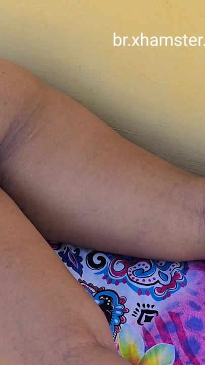 Meydanda dikkatsiz, küçük bir arkadaşını bekliyor | Klip 2