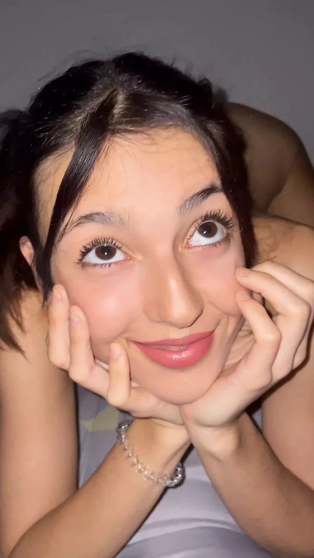 Трахаю тугую задницу и киску тинки в кожаном топе