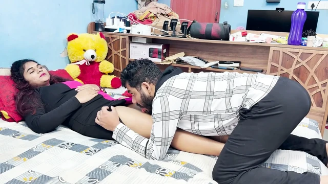 Malayali patron kız ayak masajı erkek personel tarafından
