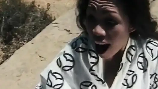Ninja adam açık havada azgın Asyalı orta yaşlı seksi kadını sikiyor