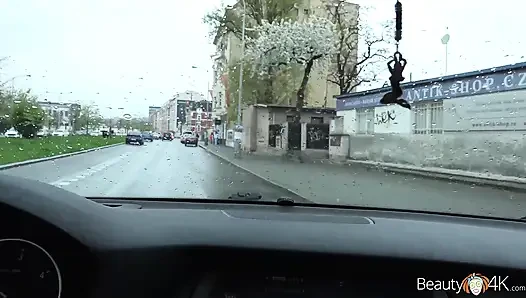 Sürtük dövmeli esmer için sert üçlü seks