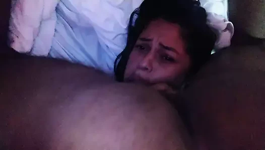 Sürtük evli kadını yandan sikiyor ve 69 pozisyonunda yarağımı temizletiyor ve misyoner pozisyonunda amının içine boşalıyor