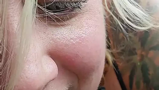 Seksi çift dışarıda sikişiyor