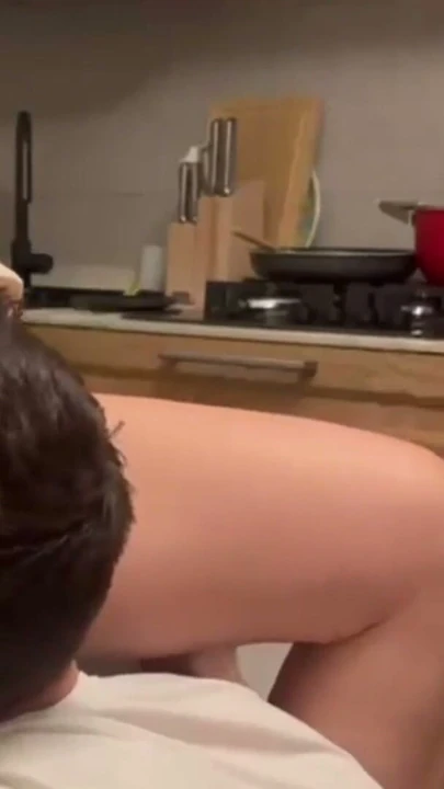 Mutfakta köpek pozisyonunda yalamak sonra kendini parmaklıyor | Klip 1