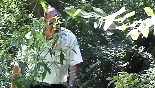 Fransa'dan koyu saçlı güzellik gölün yanında sert sikişmeyi seviyor