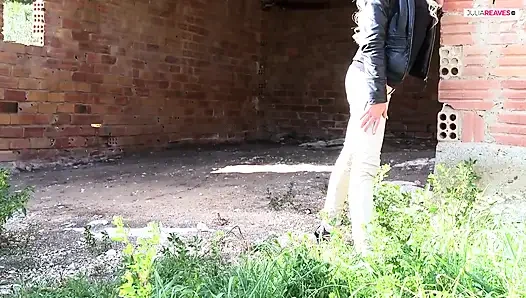 Dövmeli rockçı sarışın orta yaşlı seksi kadın yüksek sesle çığlık atıyor